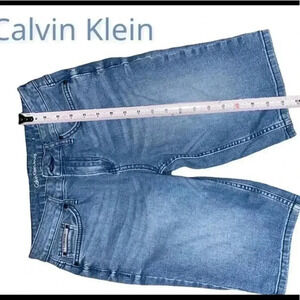 ⬇️PRICE DROP⬇️. 
CALVIN KLEIN CITY SHORTS.